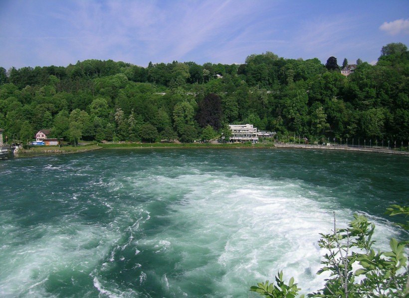 点击大图看下一张：瑞士莱茵瀑布风景图片