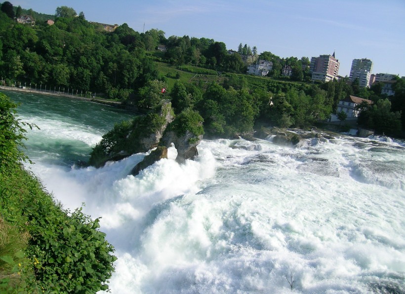点击大图看下一张：瑞士莱茵瀑布风景图片