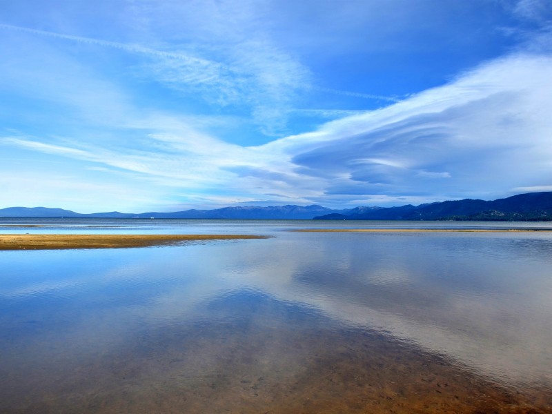 点击大图看下一张：美国太浩湖美景图片