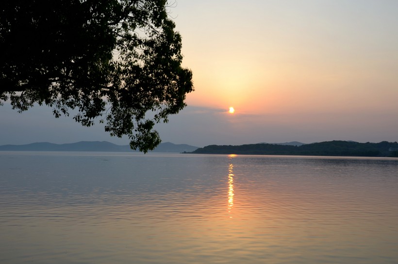 点击大图看下一张：江苏太湖夕照风景图片
