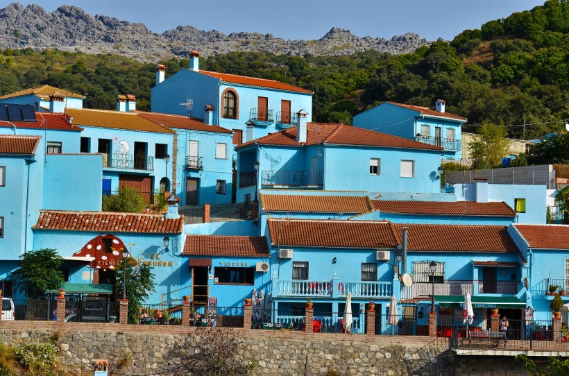 点击大图看下一张：西班牙蓝精灵村风景图片