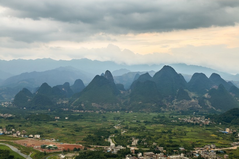 点击大图看下一张：广西贺州老寨山风景图片
