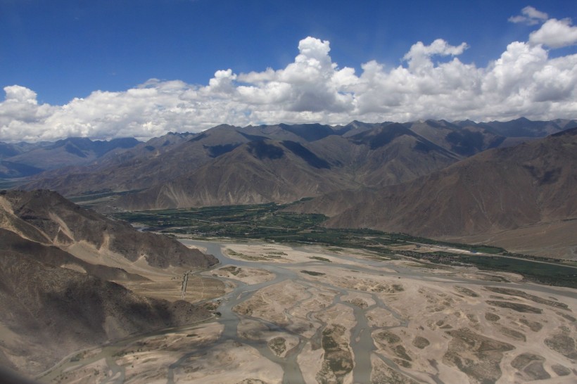 点击大图看下一张：西藏拉萨高空航拍风景图片