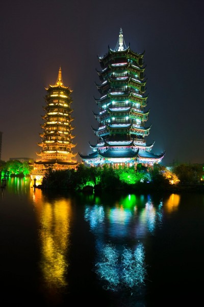 点击大图看下一张：桂林两江四湖日月塔图片