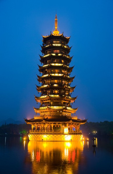 点击大图看下一张：桂林两江四湖日月塔图片
