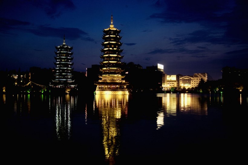 点击大图看下一张:桂林两江四湖日月塔图片