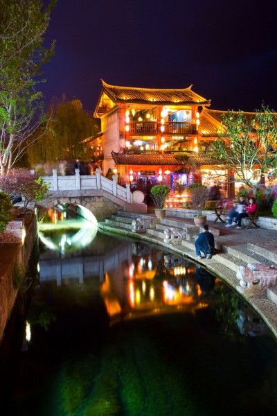 点击大图看下一张：云南丽江古城夜景图片