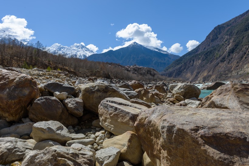 点击大图看下一张：西藏林芝巍峨雪山风景图片