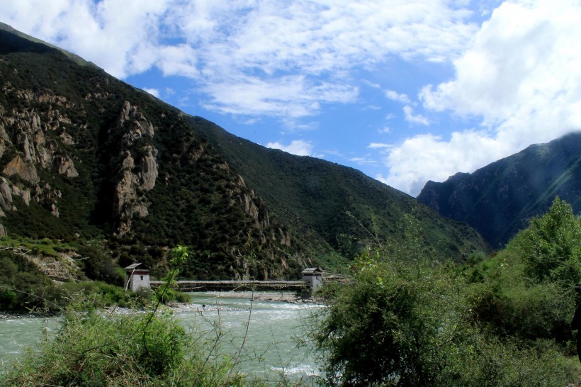 点击大图看下一张：西藏林芝风景图片