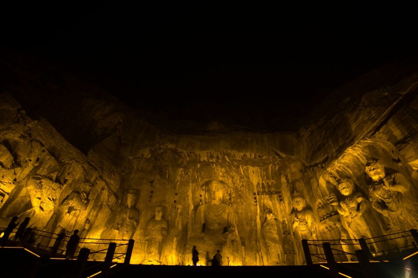 点击大图看下一张：洛阳龙门石窟夜景图片