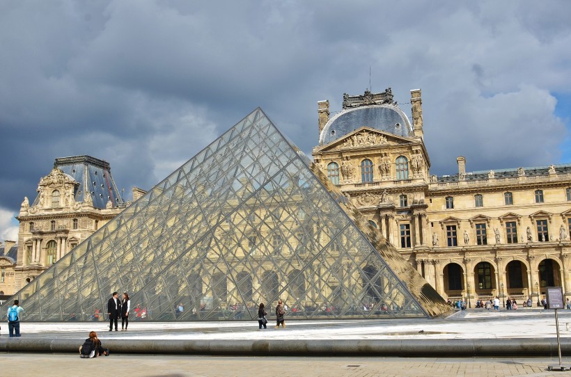 点击大图看下一张：法国巴黎卢浮宫图片
