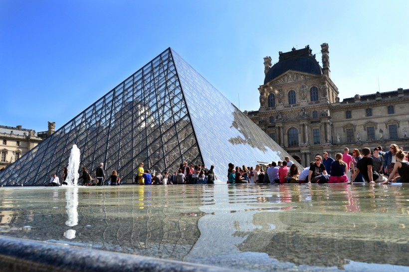 点击大图看下一张：法国巴黎卢浮宫图片
