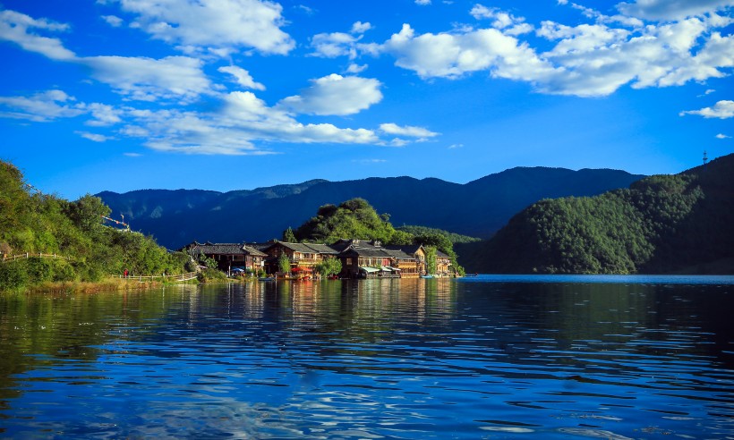 点击大图看下一张：云南沪沽湖风景图片