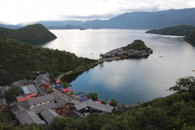 点击大图看下一张：四川泸沽湖风景图片