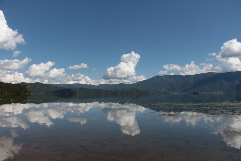 点击大图看下一张：四川泸沽湖风景图片