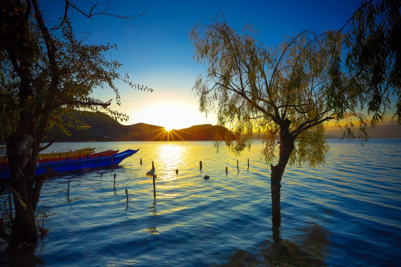 点击大图看下一张：云南沪沽湖风景图片