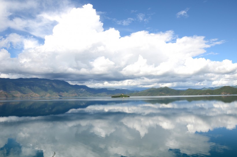 点击大图看下一张：四川泸沽湖风景图片