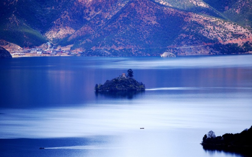 点击大图看下一张：四川泸沽湖唯美风景图片