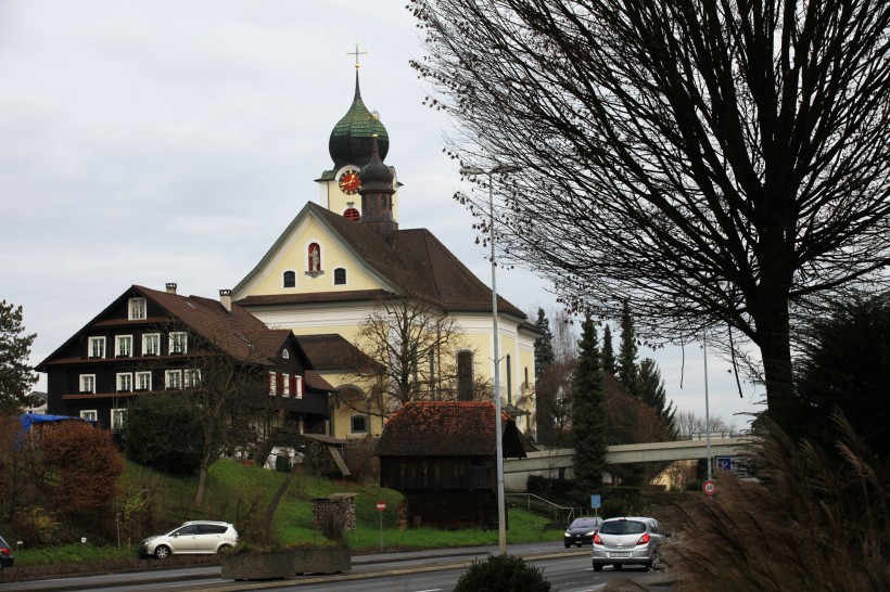 点击大图看下一张：瑞士小镇琉森风景图片