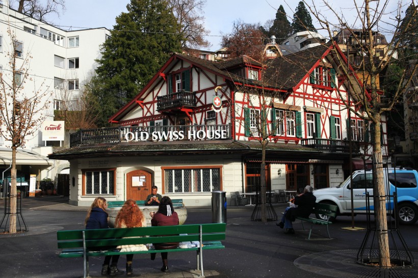 点击大图看下一张：瑞士小镇琉森风景图片