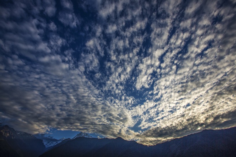 点击大图看下一张：尼泊尔鱼尾峰风景图片