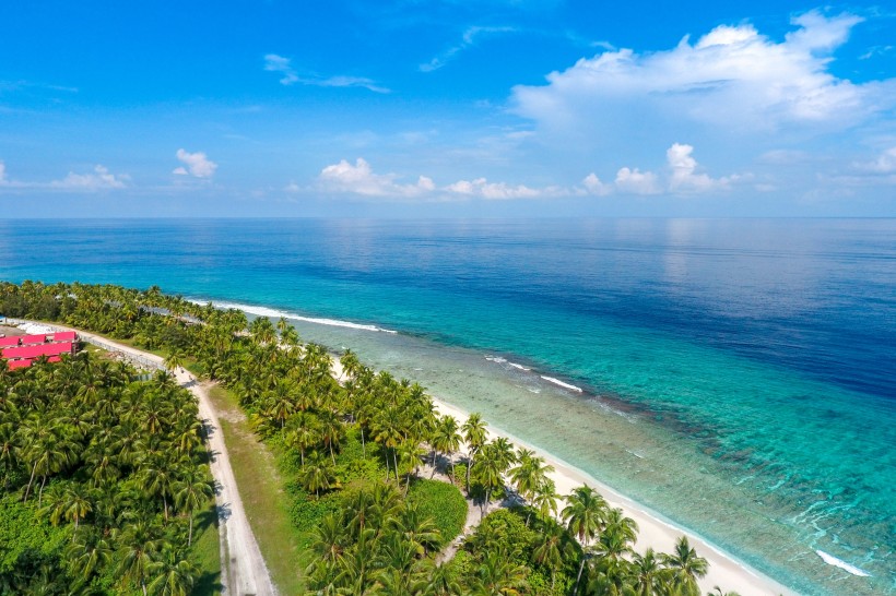点击大图看下一张：马尔代夫共和国清澈见底的海水图片