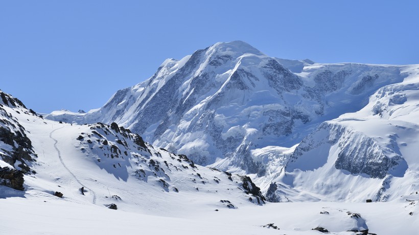 点击大图看下一张：瑞士马特洪峰雪景图片