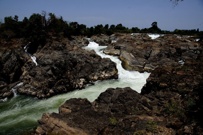 点击大图看下一张：老挝湄公河瀑布风景图片