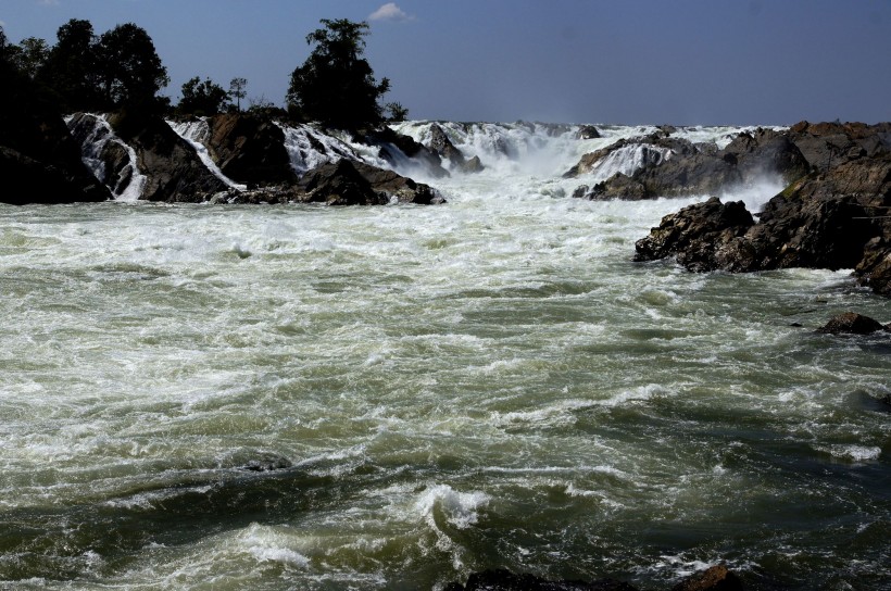 点击大图看下一张：老挝湄公河瀑布风景图片