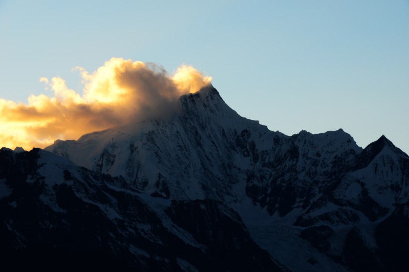 点击大图看下一张：云南梅里雪山风景图片