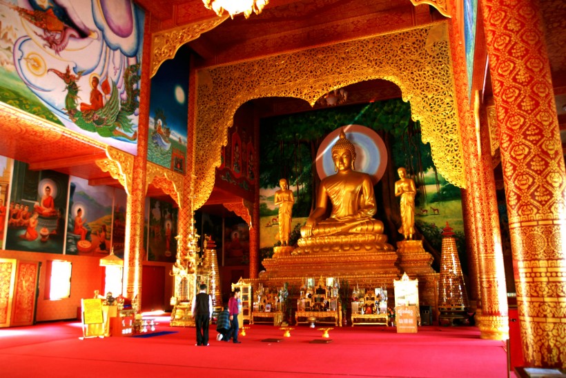 点击大图看下一张：云南西双版纳勐泐大佛寺风景图片
