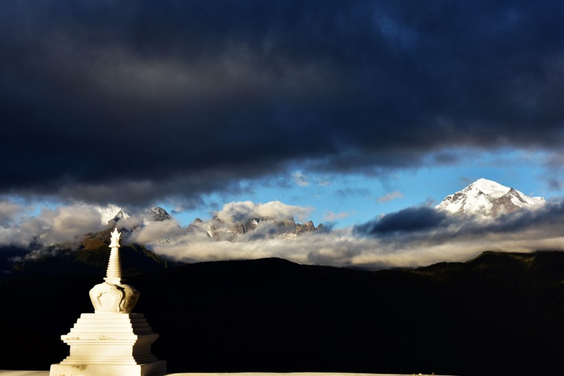 点击大图看下一张：云南梅里雪山风景图片