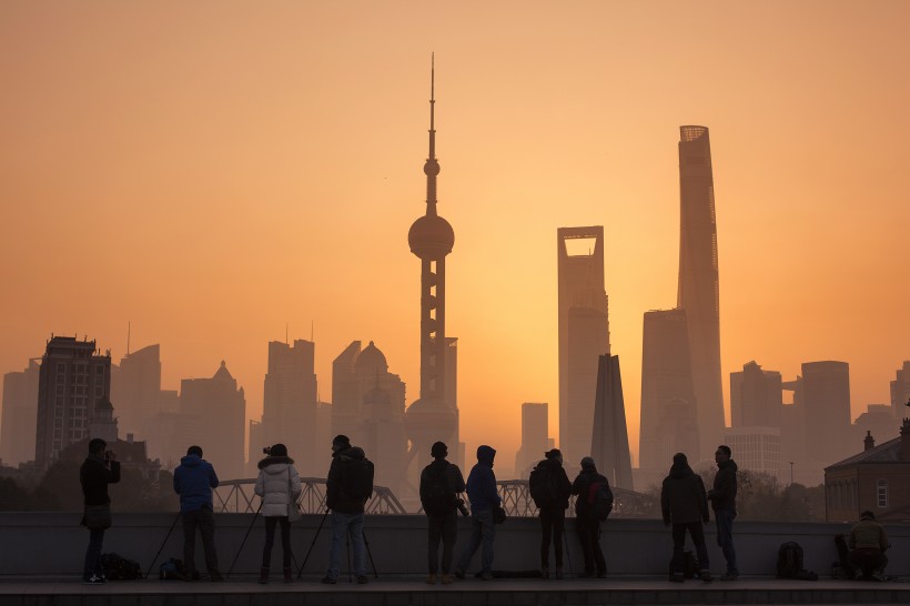 点击大图看下一张：上海魔都的日出风景图片
