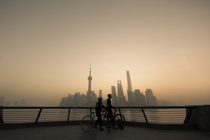 点击大图看下一张：上海魔都的日出风景图片