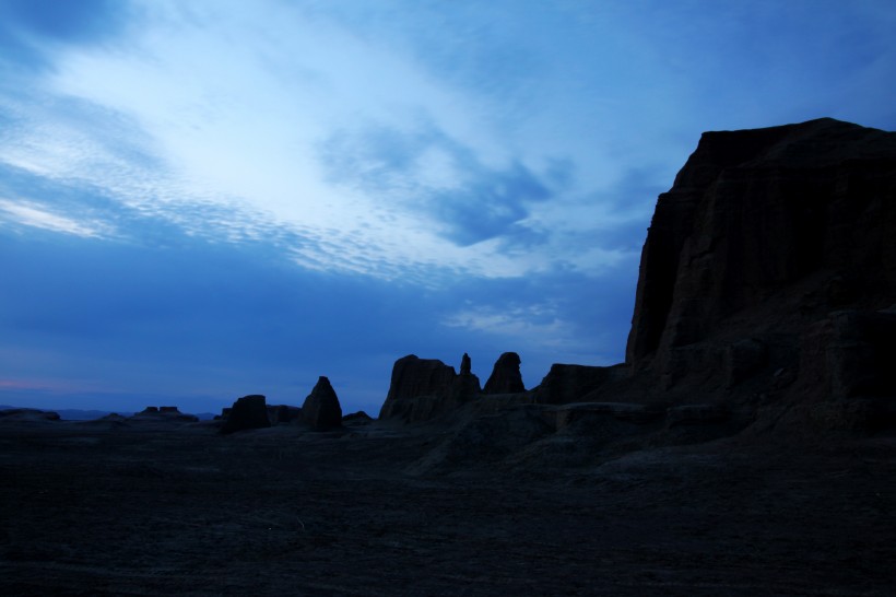 点击大图看下一张：新疆乌尔禾魔鬼城风景图片