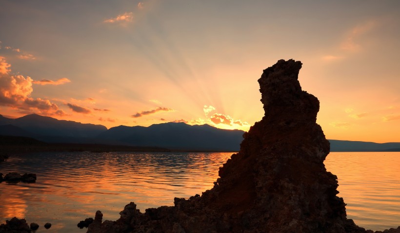 点击大图看下一张：美国加州莫诺湖黄昏风景图片