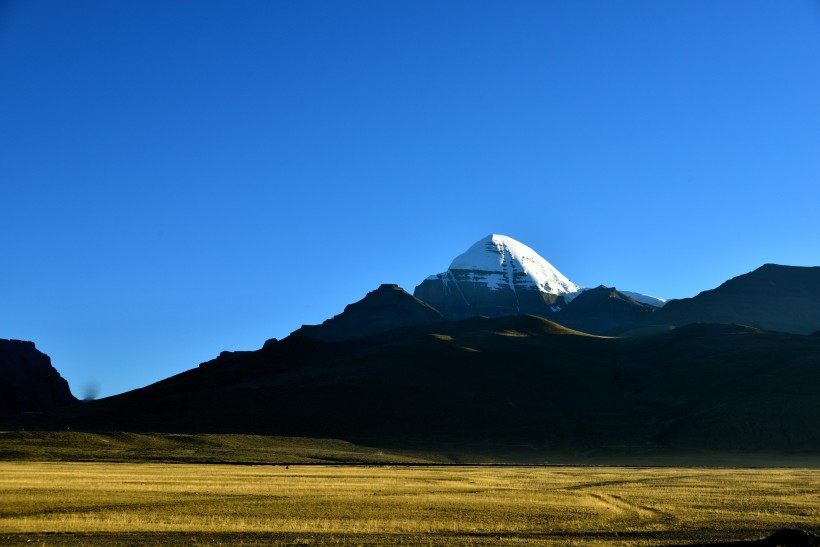 点击大图看下一张：西藏阿里冈仁波齐峰图片