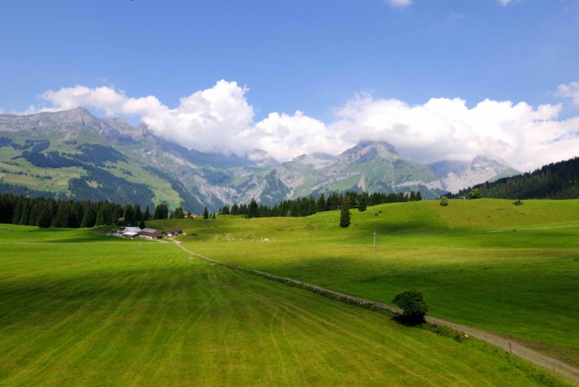点击大图看下一张：瑞士铁力士山风景图片