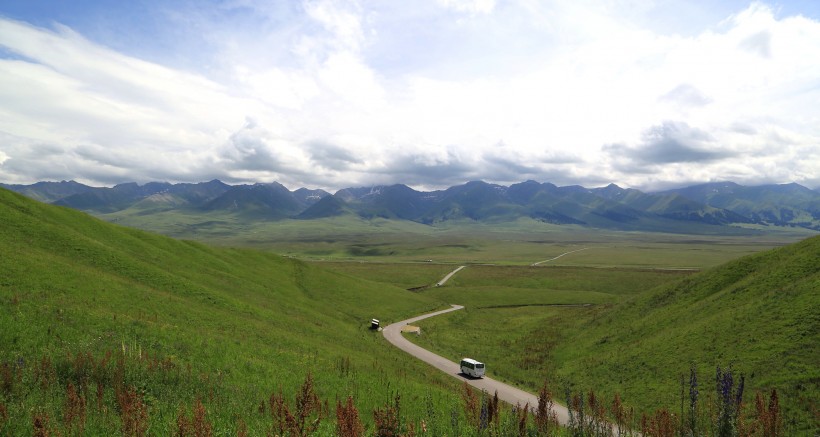 点击大图看下一张：新疆那拉提草原风景图片 