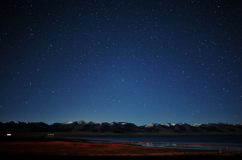 点击大图看下一张：西藏纳木错唯美星空图片