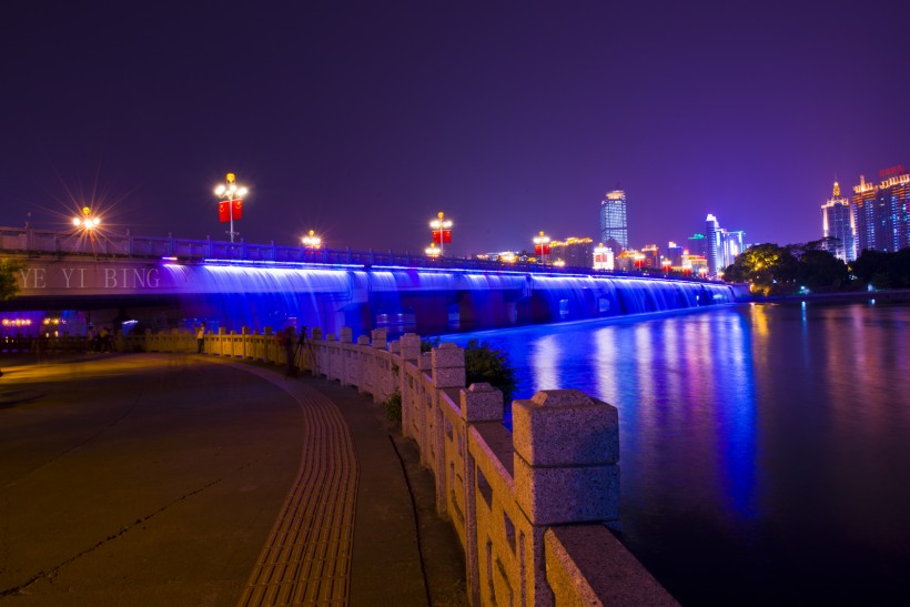 点击大图看下一张：浙江嘉兴南湖大桥夜景图片