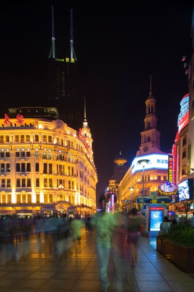点击大图看下一张：上海南京路商业街夜景图片