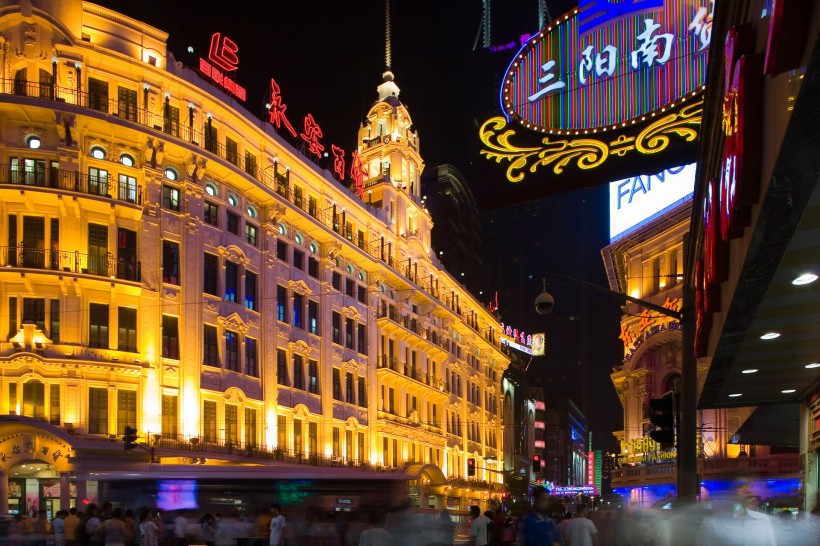 点击大图看下一张：上海南京路商业街夜景图片