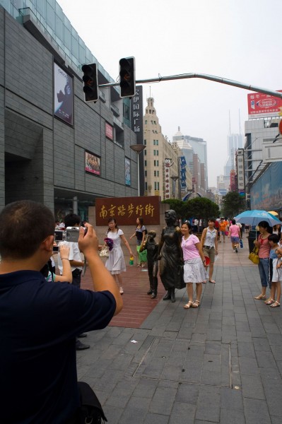 点击大图看下一张：上海南京路商业街图片