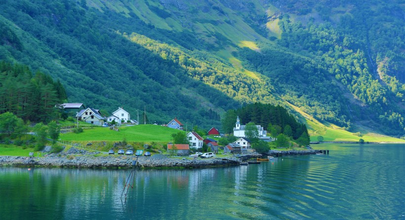 点击大图看下一张：挪威纳柔依峡湾风景图片