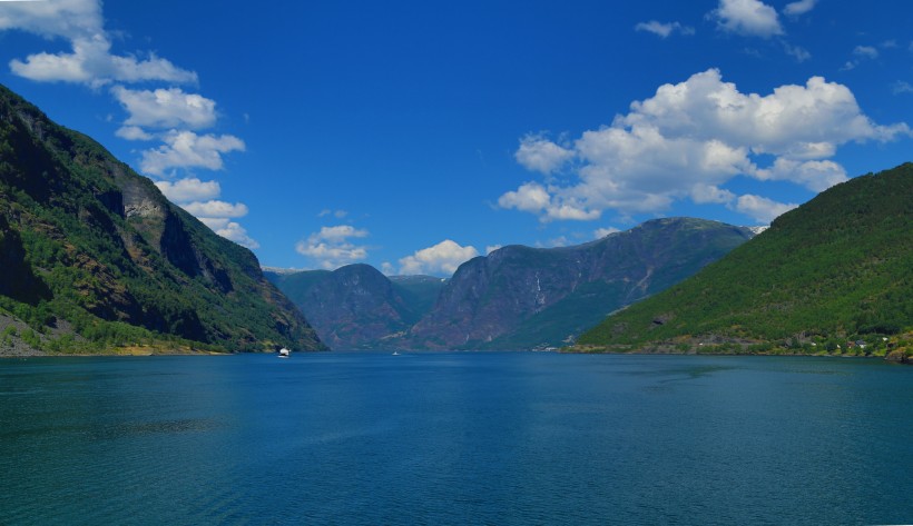 点击大图看下一张：挪威纳柔依峡湾风景图片