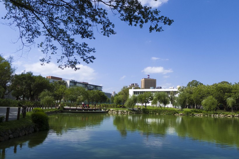 点击大图看下一张：台湾大学风景图片