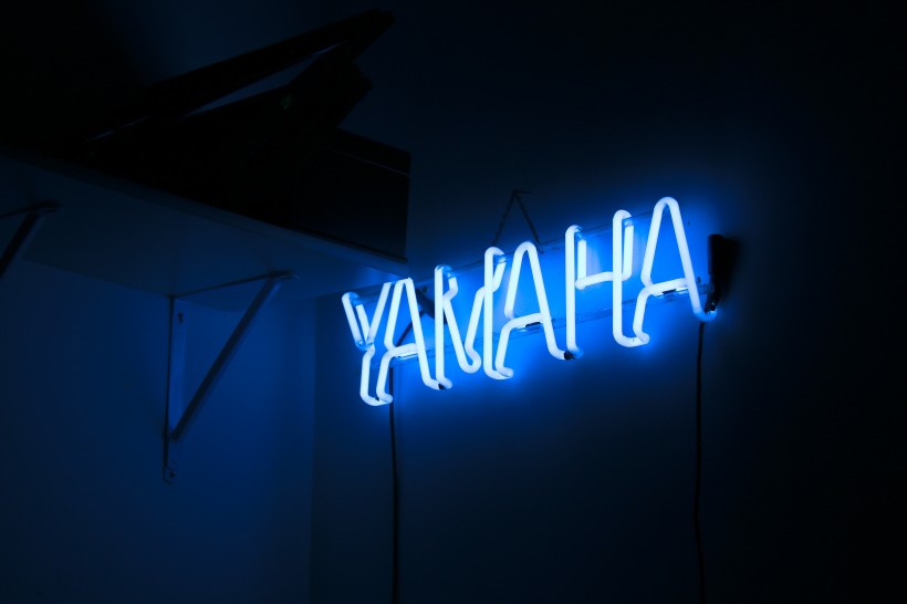 点击大图看下一张:夜晚闪耀的霓虹灯图片