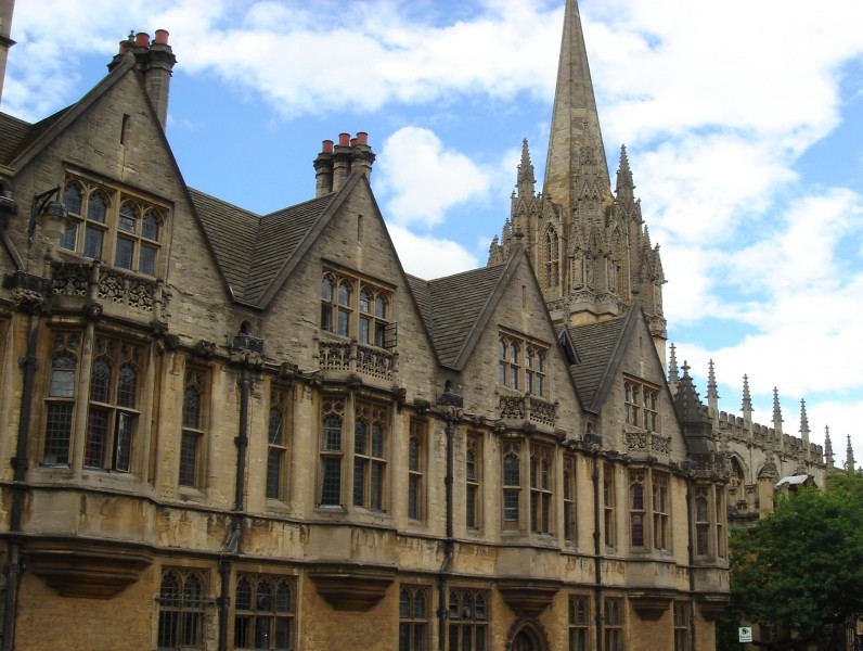点击大图看下一张：英国牛津大学图片