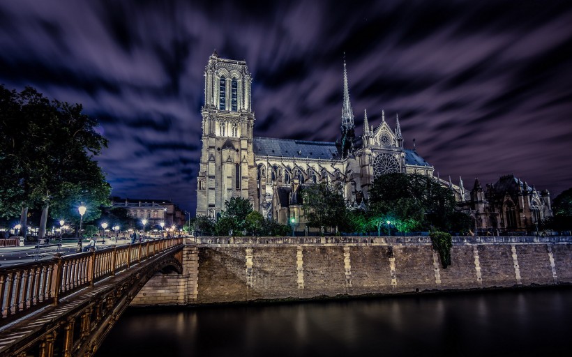 点击大图看下一张：华丽肃静的巴黎圣母院图片